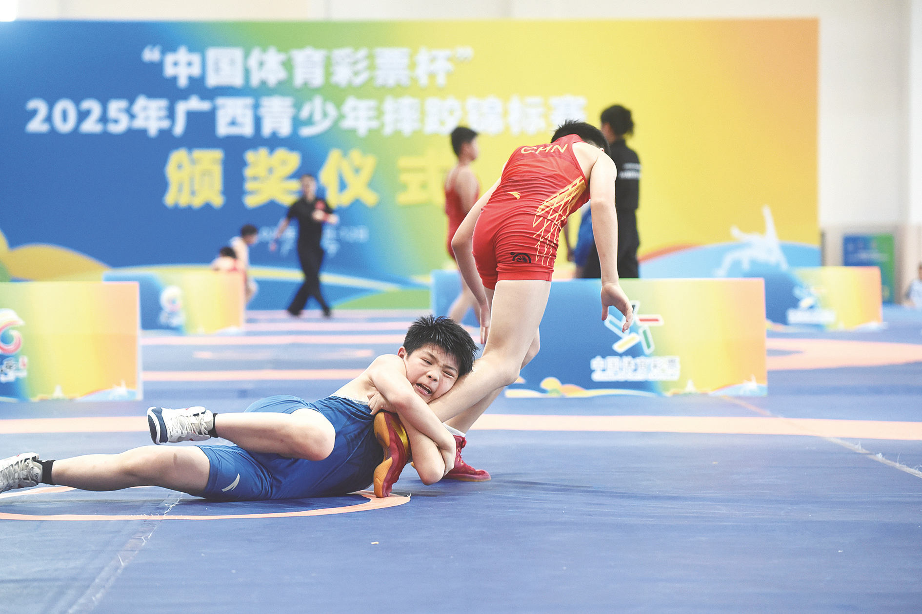 形容队员们在场上努力拼搏的成语