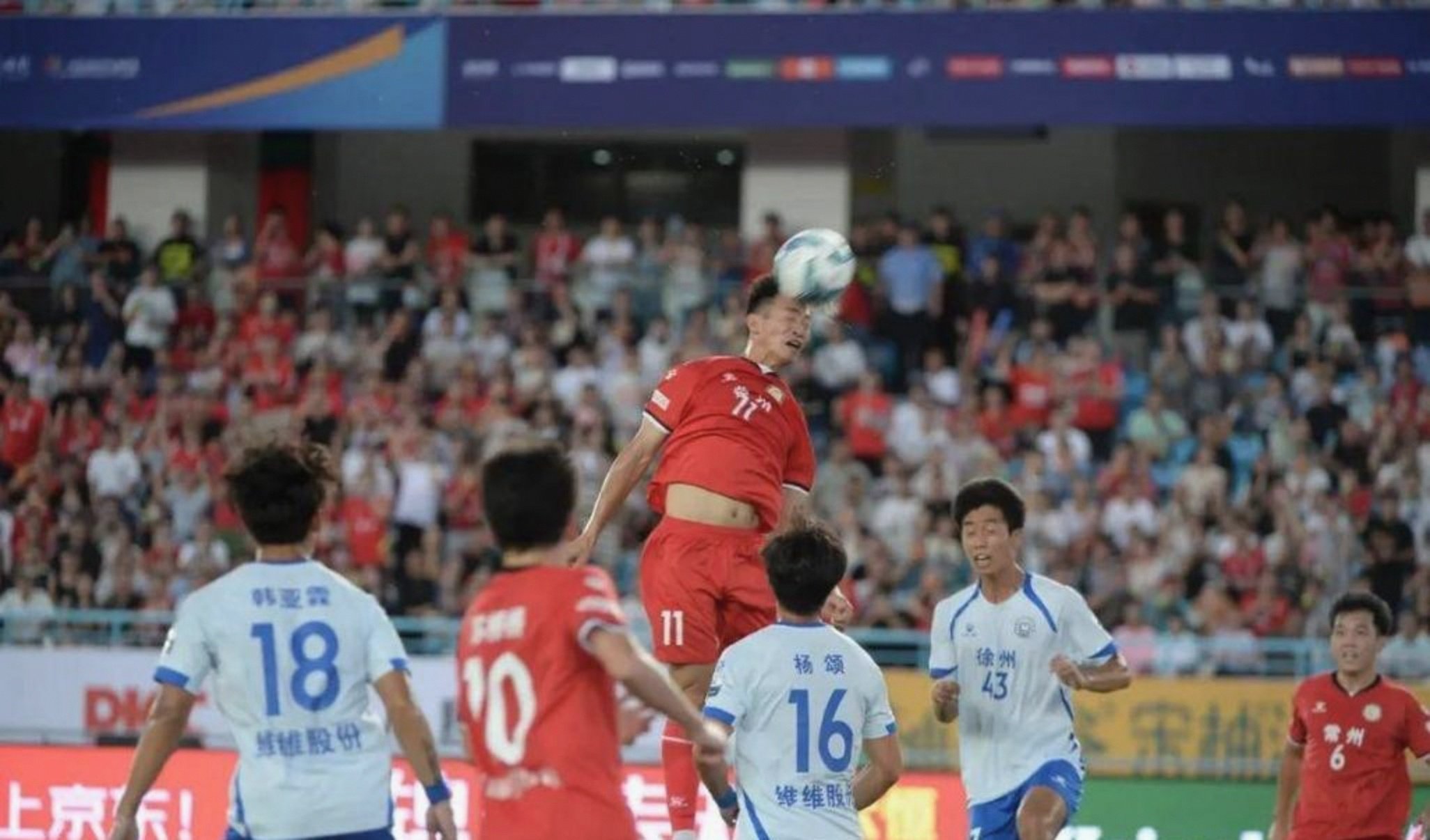 形容队员们在场上努力拼搏的成语